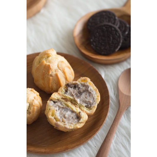 

Kue soes/kue sus/cream puff 12pcs - COOKIES & CREAM