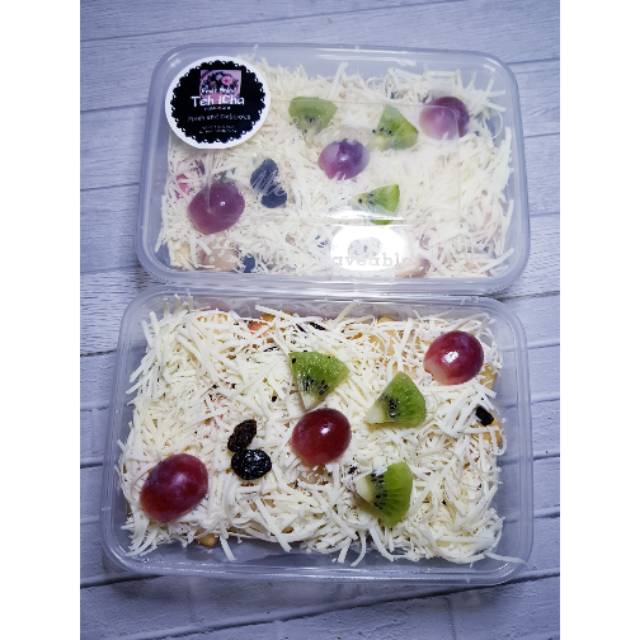 

SALAD BUAH 650ml Toping Anggur Kiwi Keju Berlimpah