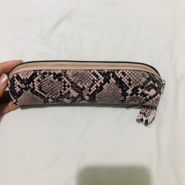 

Stradivarius tempat pensil