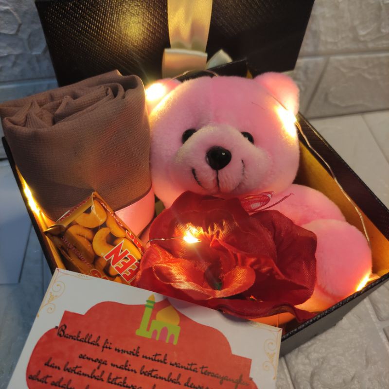 

KADO HADIAH ULANG TAHUN WANITA HIJAB