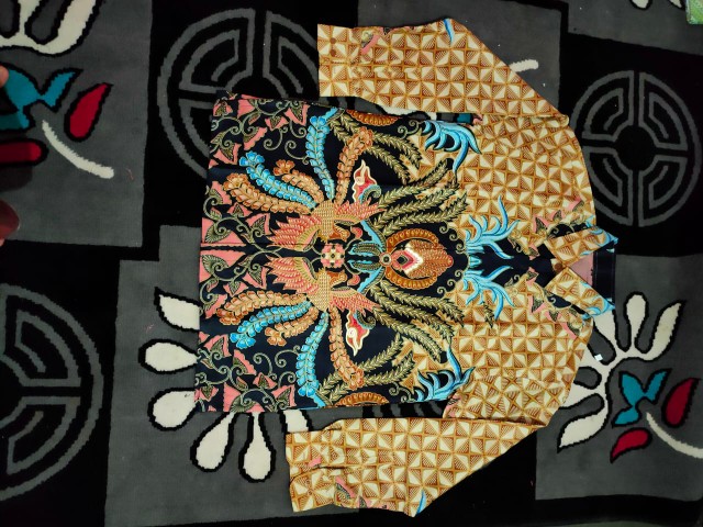 Kemeja Batik Pria Semi Sutra Shyntetic Yang Exclusive Puring Istimewa Pundak Pakai Busa