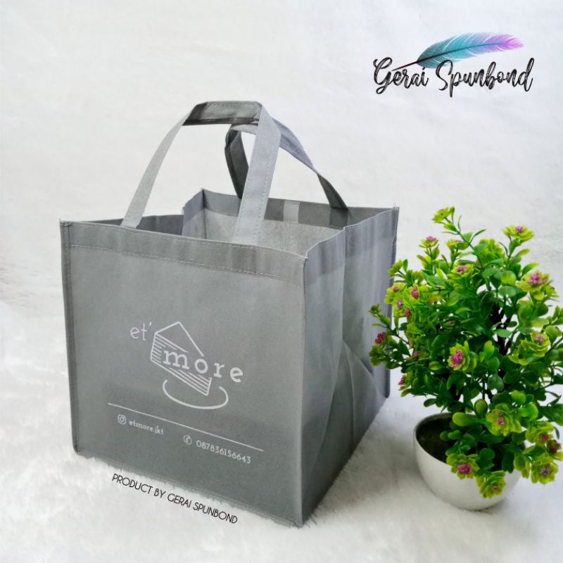 

Goodie Bag Box Uk. 22 cm x 22 cm x 20 cm Plus Sablon Custom