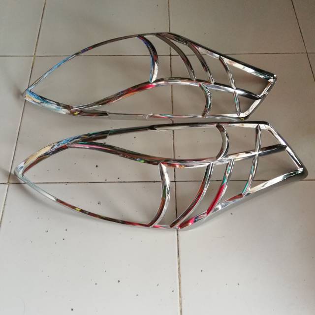 Garnis lampu depan ertiga crom/lis lampu depan ertiga crom