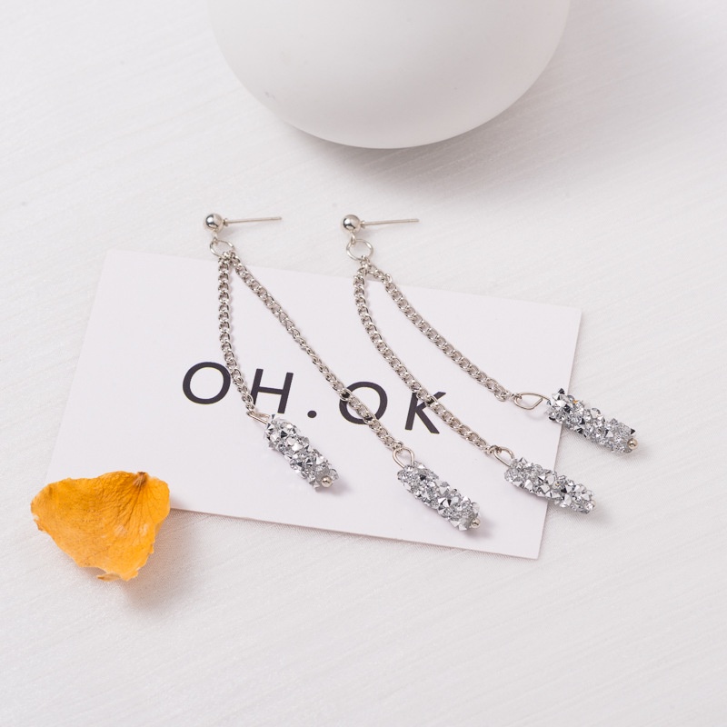 Anting Rumbai Panjang Bentuk Silinder full Berlian Warna Silver Untuk Wanita