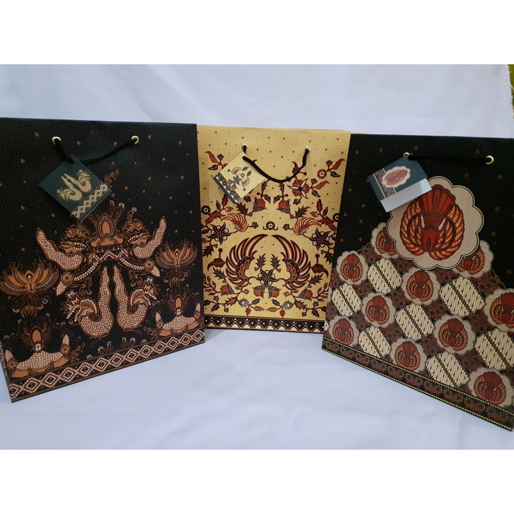 

Kiky Paper Bag Batik Besar (330x265x135mm)