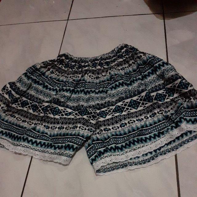 Celana pendek renda kecil motif etnik khas bali Shopee Celana pendek renda kecil motif etnik khas bali Shopee