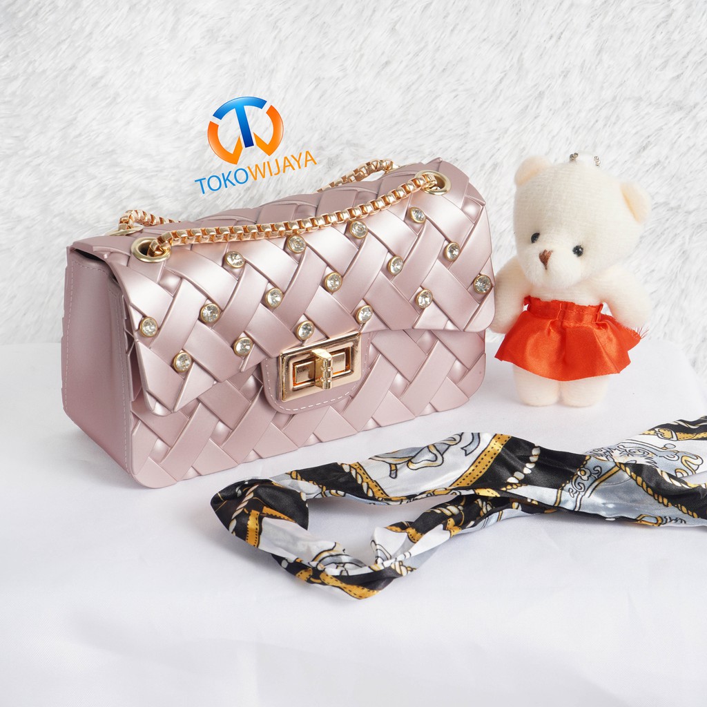 Tas Jelly Matte Anyam Diamond Size 18 Cm (Gratis Boneka &amp; Syal)