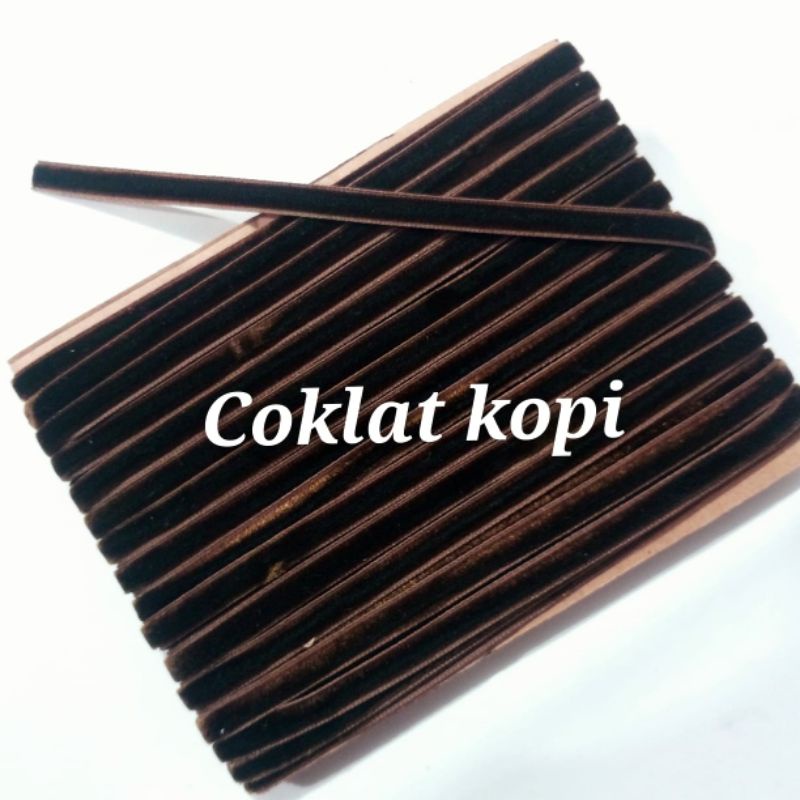 

per rol 15 meter,pita bludru warna coklat kopi lebar 0.5 cm