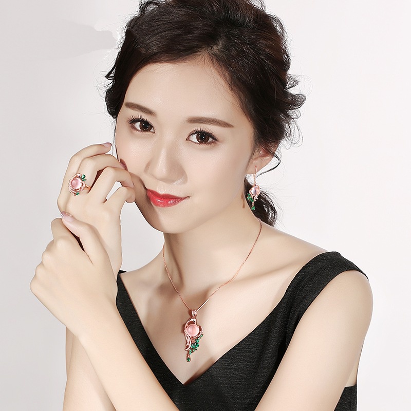 [Ready Stock]Fashion Inlaid Ross Quartz Necklace Pink Crystal Peacock Pendant