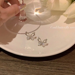 Anting Titanium Korea Aksen Kupu Kupu Bahan Alloy Aksesoris Fashion Cewe ANT97