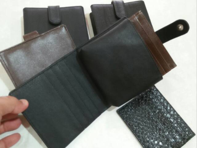 Dompet kartu lipat pendek kancing