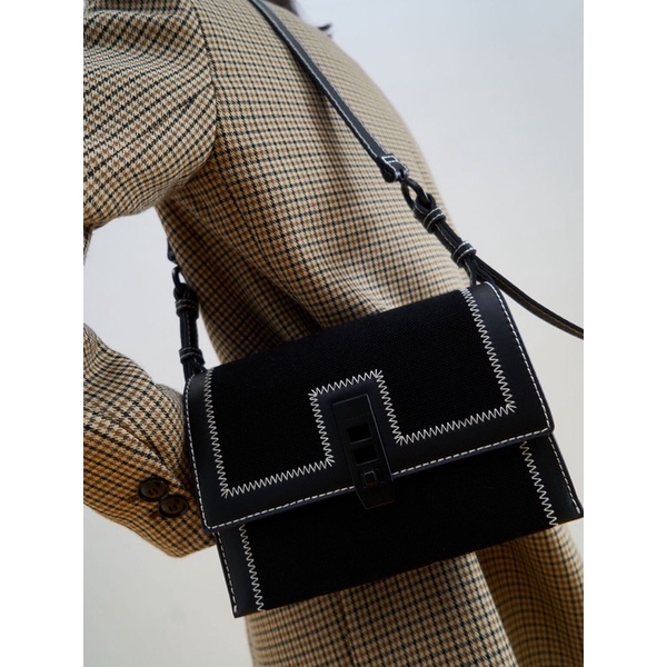 MASIH ADA DI COUNTER CNK TURN LOCK CHAIN HANDLE BAG