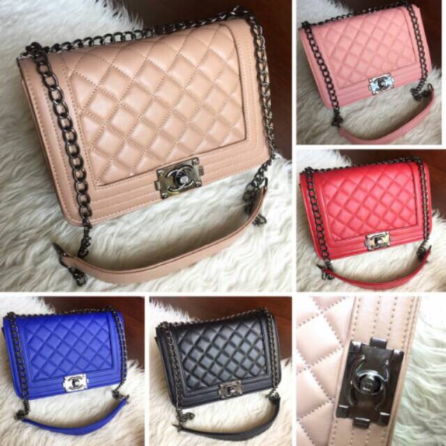 Tas salempang Chanel boy size25x18cm