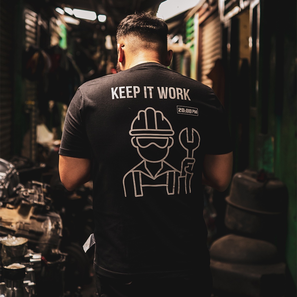 REISEN GEAR - WORKAHOLIC | KAOS BAHAN 100% KATUN DINGIN MODEL WORKAHOLIC BAHAN NYAMAN COCOK UNTUK KAOS KERJA DAN KAOS SEHARI HARI JENIS COTTON COMBED 24S