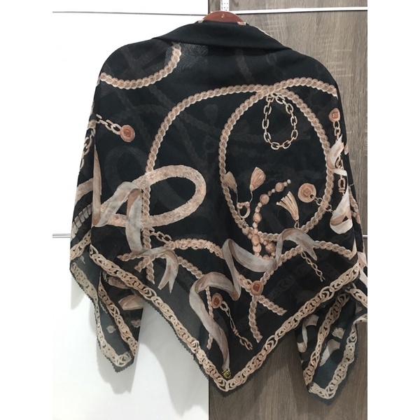 buttonscarves preloved, umumnya masih bagus, ada beberapa defect pemakaian