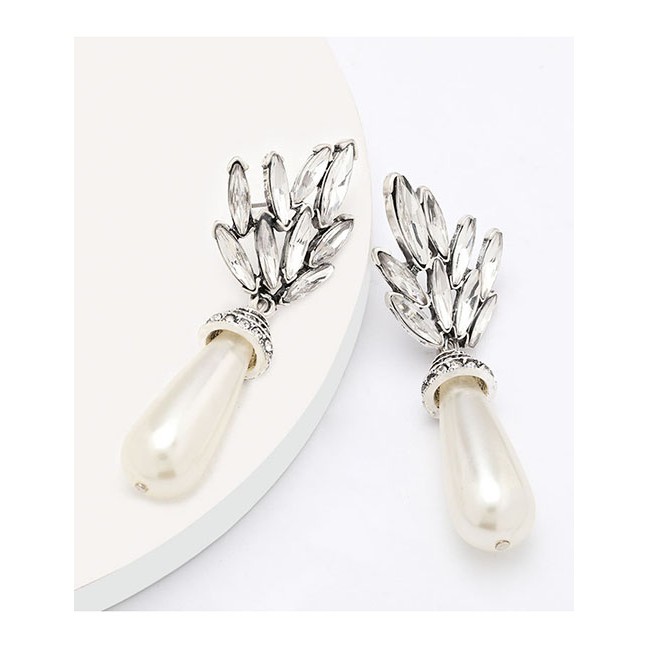 LRC Anting Tusuk Fashion White Alloy Diamond And Pearl Openwork Geometric Earrings D95549