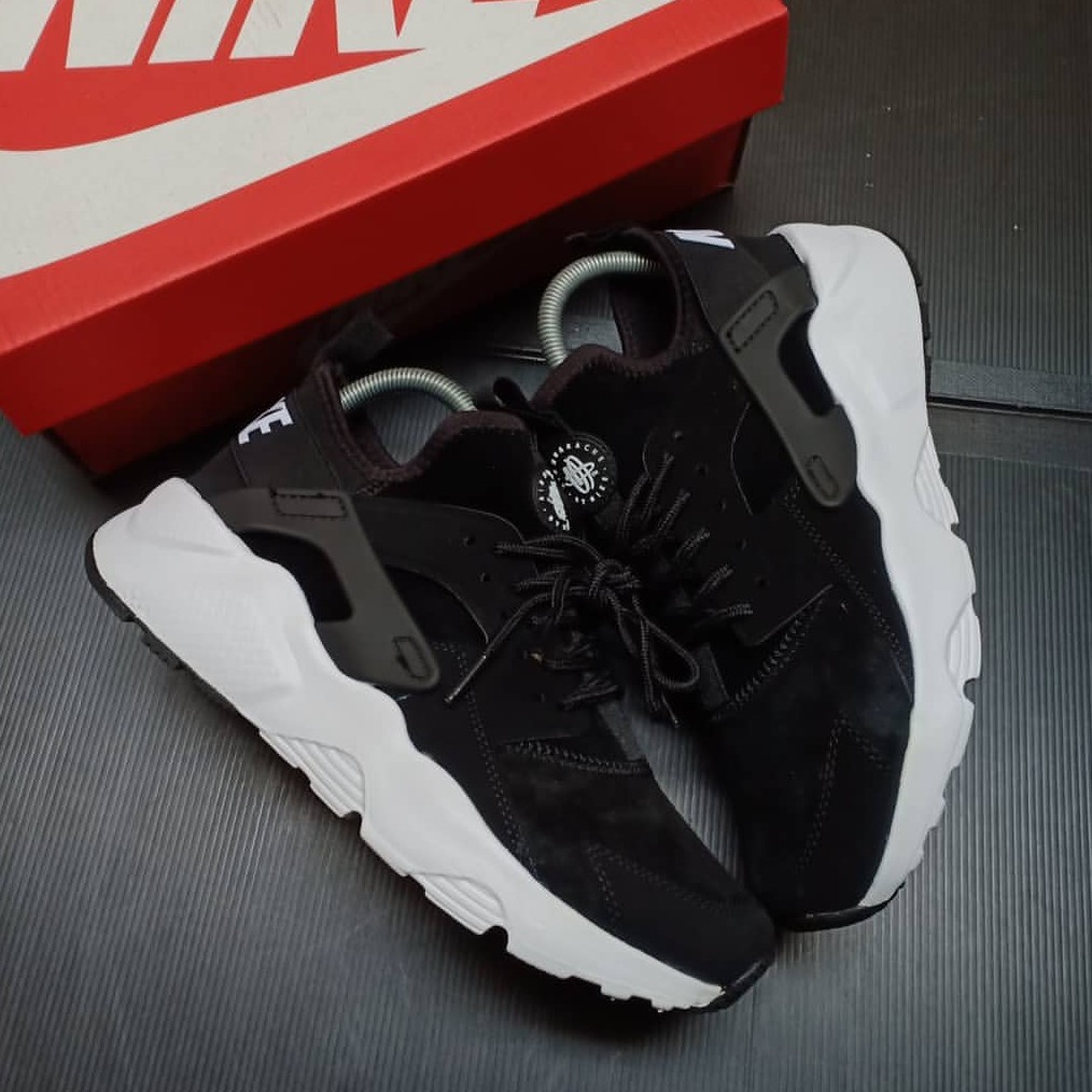 black and white nike huarache ultra