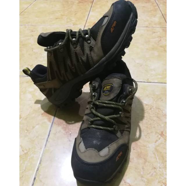 Preloved sepatu gunung REI
