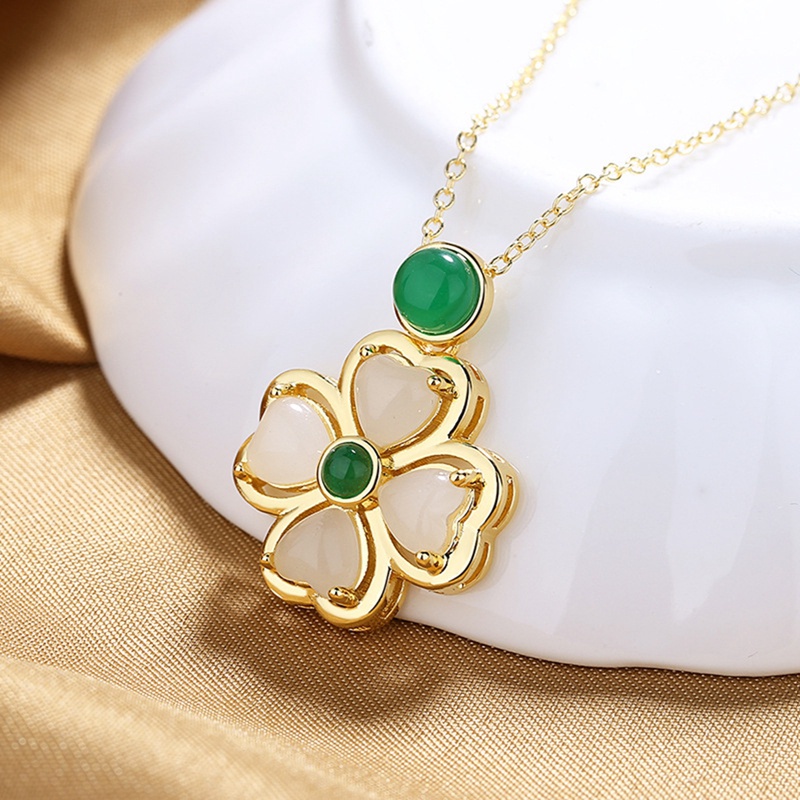 Kalung Klavikula Liontin Daun Clover Giok Hetian Lapis Emas Gaya Retro Untuk Wanita