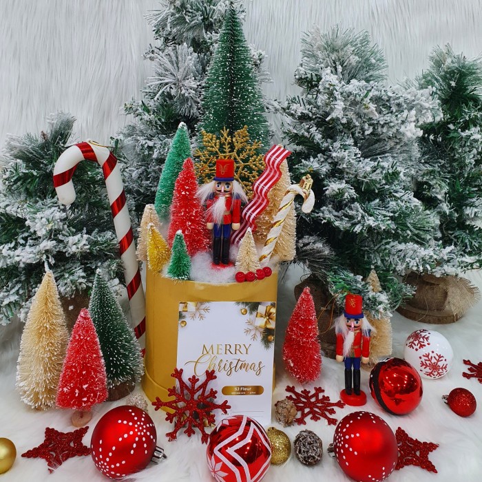 

Paket dekorasi hampers natal christmas parcel hadiah 52 - Boneka hijau...