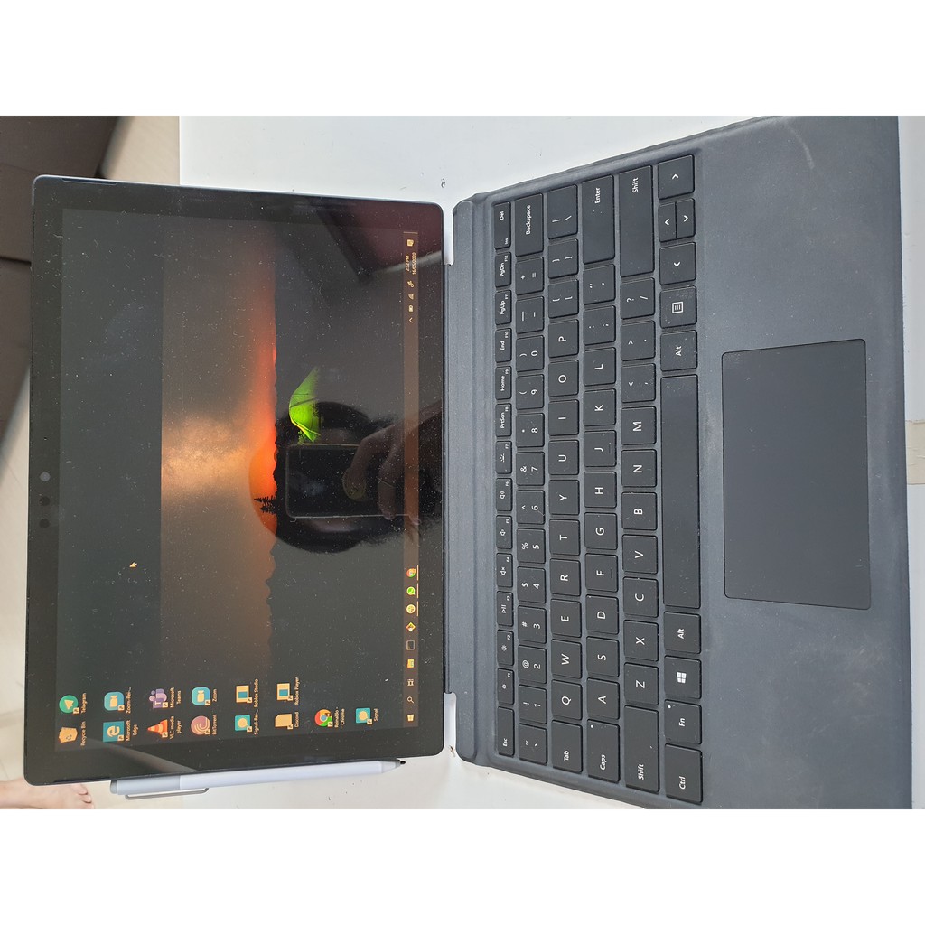 Surface Pro 6, i7, 500GB, Termasuk Keyboard (Type Cover)