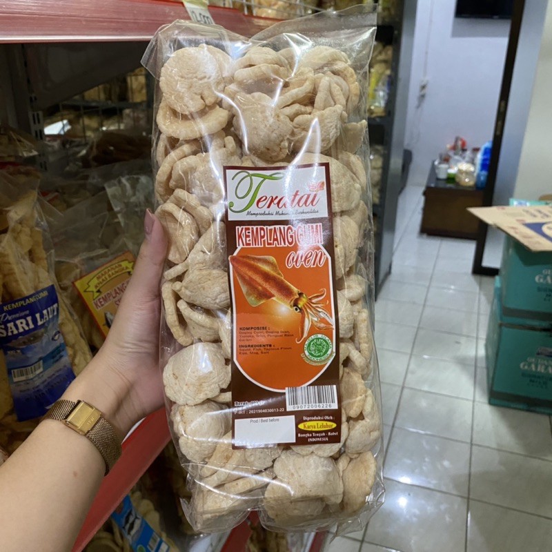 

Kerupuk Oven Bangka Cumi Cap Teratai - Snack Bangka - Cemilan Bangka - Makanan Bangka