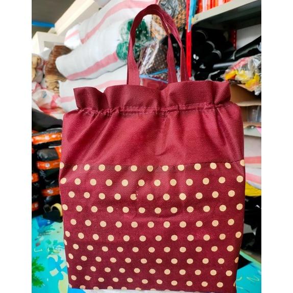 

Harga Lusin Isi 12 Pcs - Tas Box Nasi- Promo Termurah-Serut Size 22X22 -Polkadot
