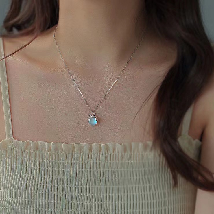 Kalung Liontin Kunang-Kunang Bahan 925 Silver Aksen Berlian Moonstone Untuk Wanita