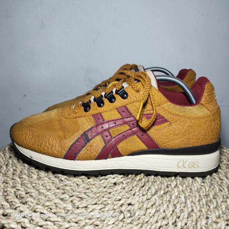 Sepatu Sneakers Bekas Second -- Asics Gel