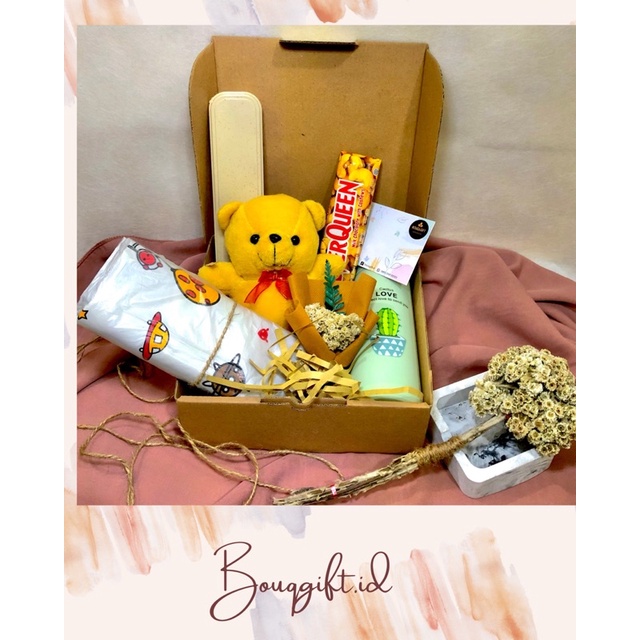 

Hampers ultah / hampers ulang tahun / hampers cewek / kado ultah / gift box ultah