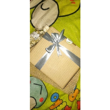 

gift.box snac, baju, dompet dan bisa riquest isi sesuai dengan keinginan