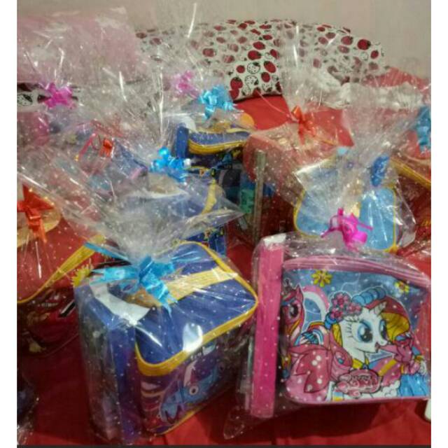 

Paket Souvenir Tas Kubus dan Alat tulis