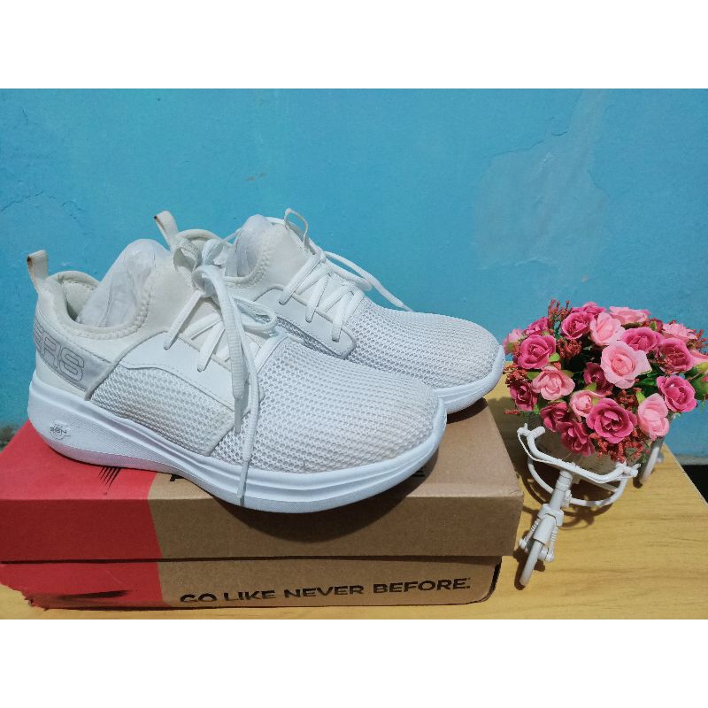 Skechers Go run fast valor