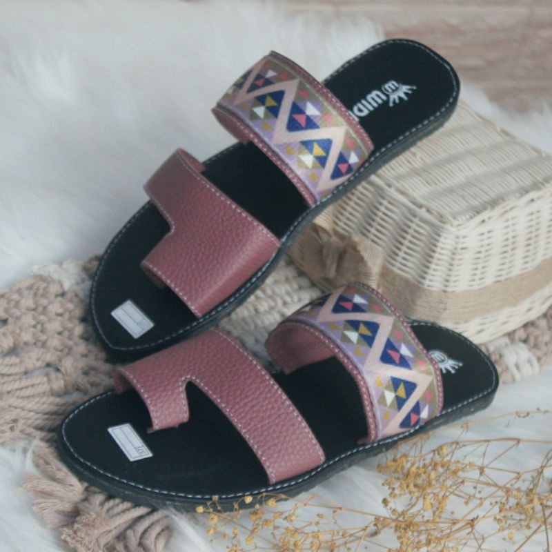 Sandal Papirut Wanita Motip Capit