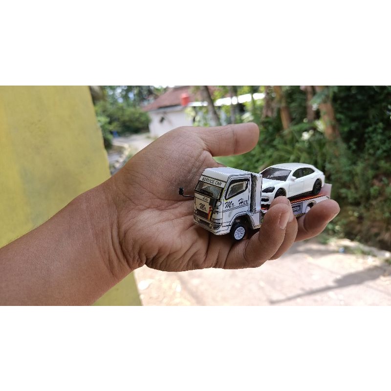Miniatur Truk Canter Towing 1:64 + hotwheels