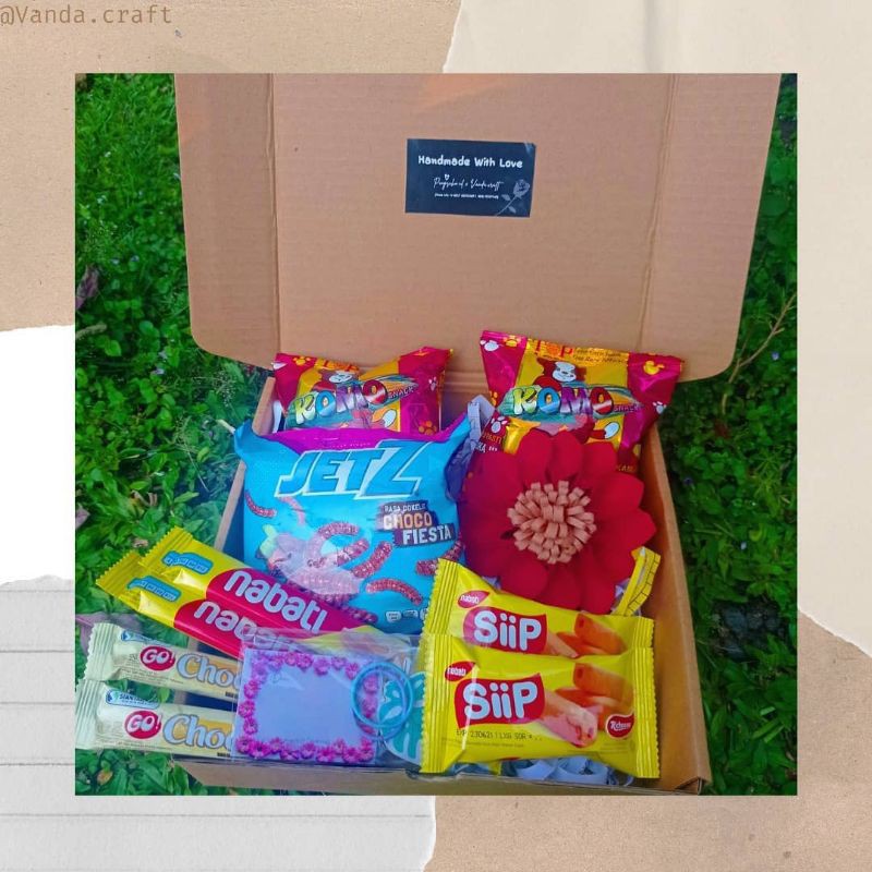 

Gift box | Snack Box | Hampers isi Snack + bunga Flanel