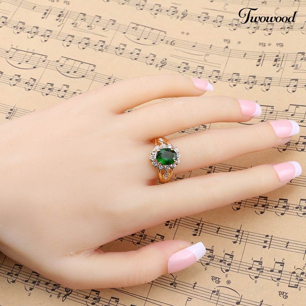 Perhiasan Cincin Wanita Aksen Emerald Berlian Imitasi Gaya Vintage Untuk Pesta