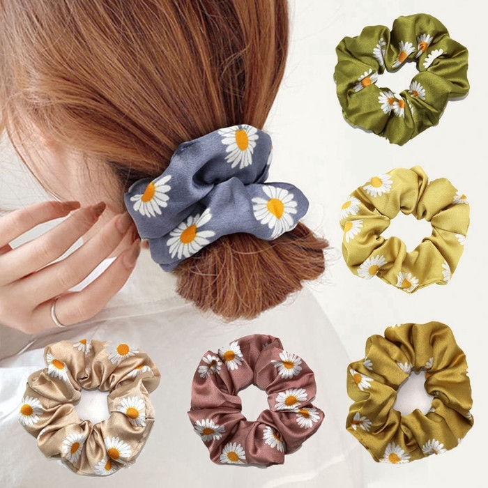 Ikat rambut kerut scrunchie motif daisy