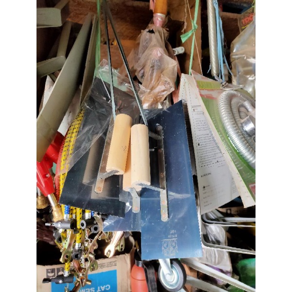 Skrap Besi / Skrap Semen Besar dari Besi dengan Gagang Kayu