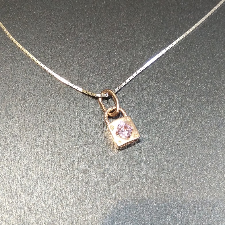 LunaEstella - Liontin Gembok Mata Royal Pink kadar 75% (Liontin Emas Asli)