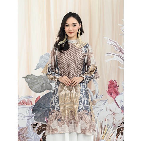 Celebes Tunic in Gold Land - Wearing Klamby - XS