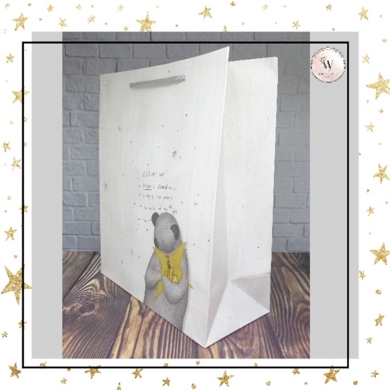 

Paper Bag Kado Model Tali Bentuk Portrait Ukuran Besar (Size L) Grey / Abu-Abu Gambar Night Koala Hugging a Star / Tas Jinjing Kertas Hadiah Premium