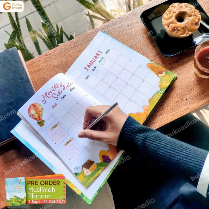 

Hemat Muslimah Planner 2022 Agenda Harian Muslimah Hard Cover Original Sale!!!