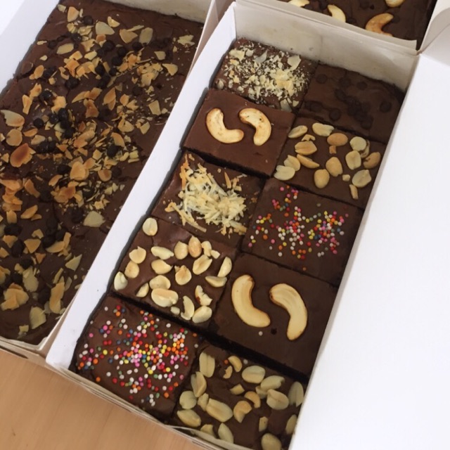 

Brownies sekat dengan 6 varian topping