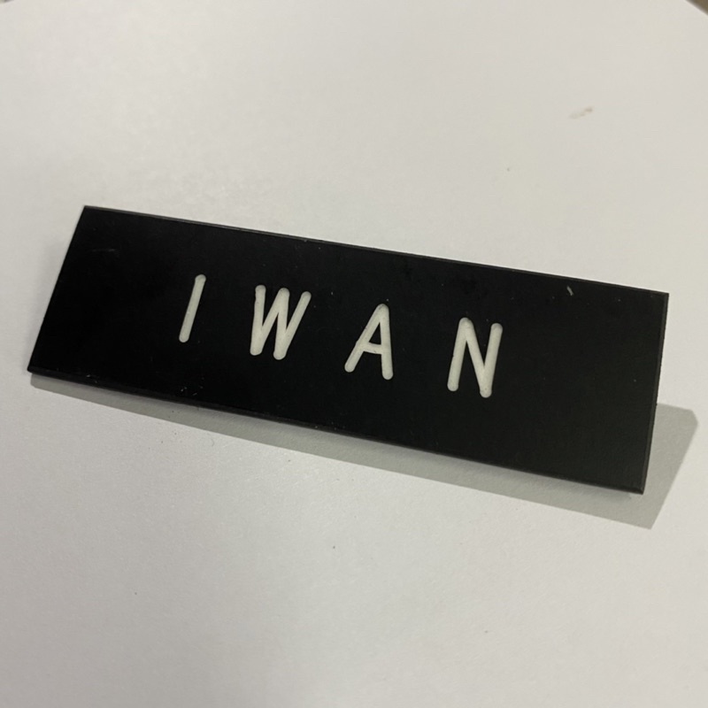 Name Tag Akrilik Peniti - Papan Nama Akrilik Peniti Murah - Name Tag Peniti