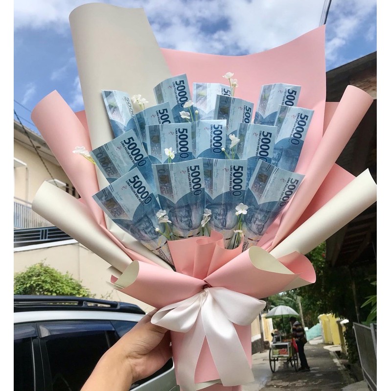 buket uang dan 2 foto