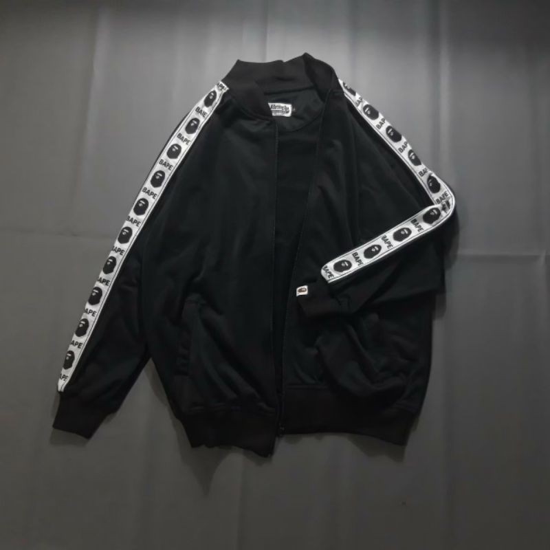 jaket Tracktop BAPE hitam