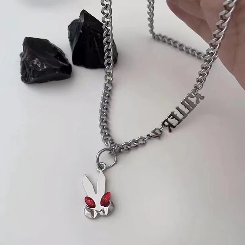 Manis gaya keren Ruby pembunuh Kelinci liontin kalung wanita retro alphabet jahitan rantai sweter pr