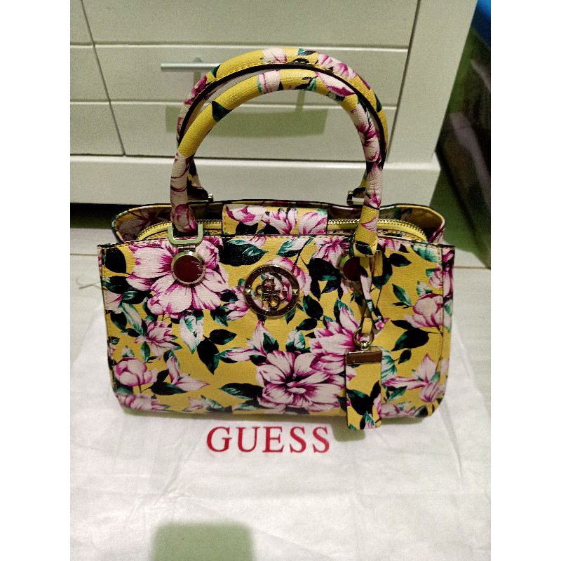 Sale Tas Guess type London bunga ORI counter Indonesia diskon 50 % + 20%