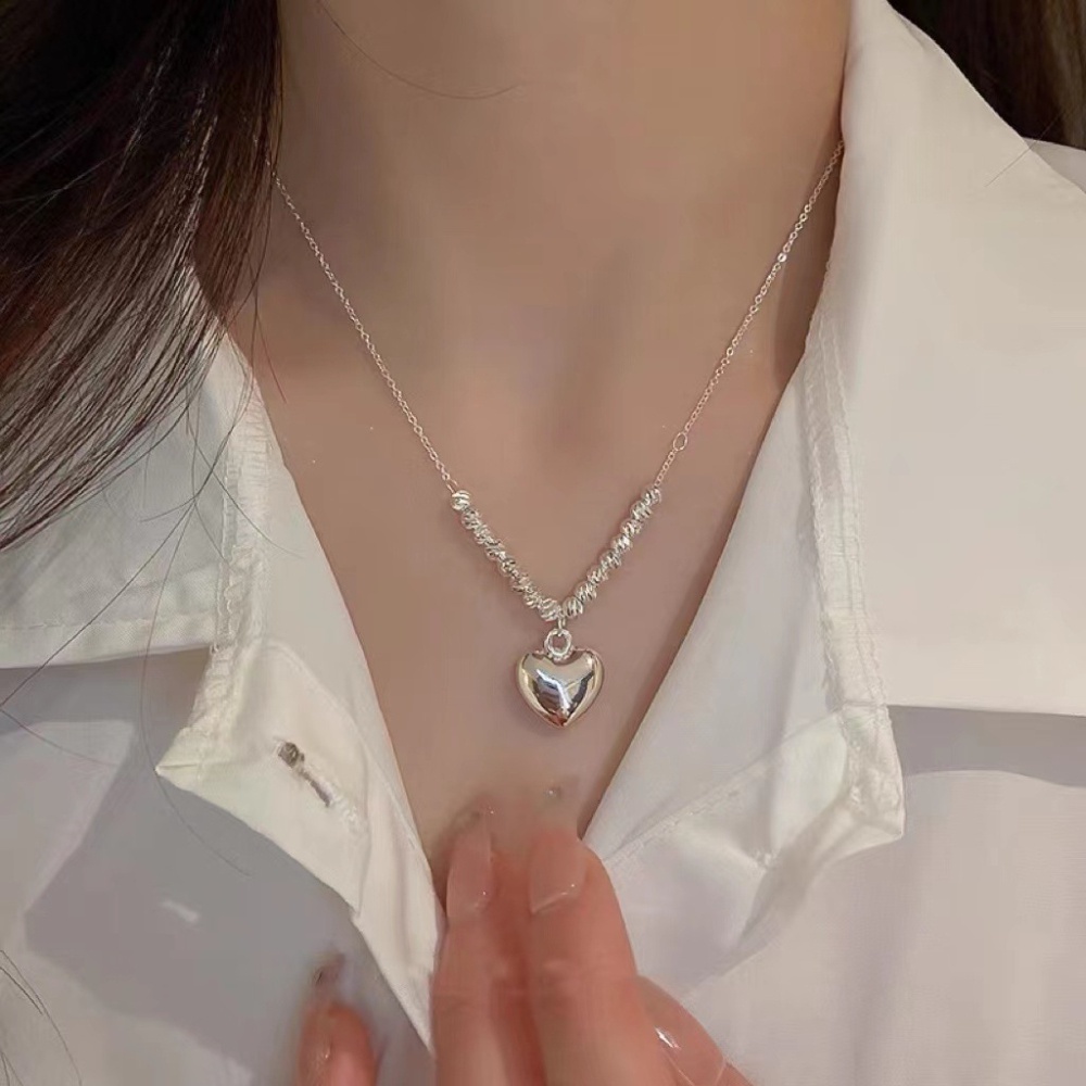 Kalung Rantai Klavikula Hias Manik-Manik Hati Bahan Logam Warna Silver Gaya Korea Untuk Wanita